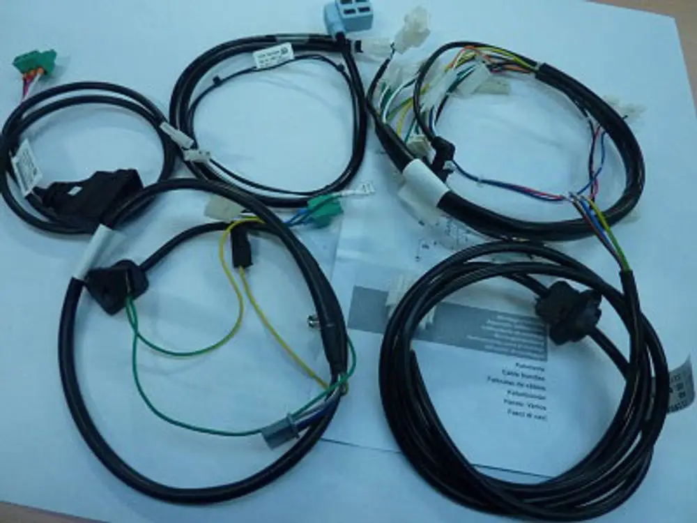 Kabelbaum mit mehreren Anschlusskabeln und Steckern, verwendet in Remeha-Produkten zur elektrischen Verbindung und Funktionserweiterung.